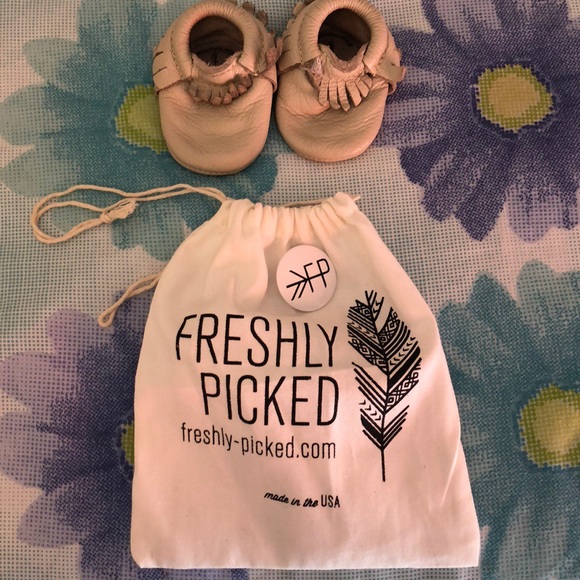 Freshly Picked Crib Moccasins - Picture 1 of 4
